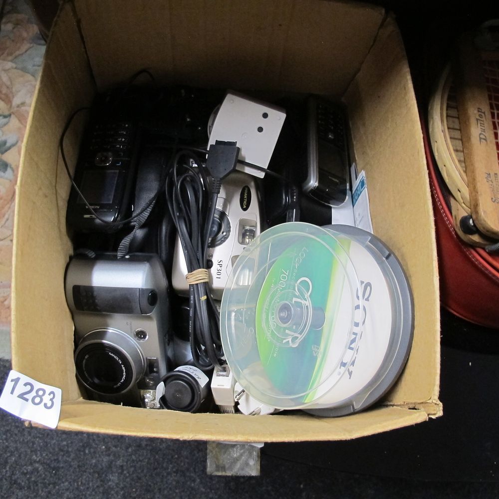 Lot 1283: Minolta Riva Zoom Pico and Praktica SP301 35mm...