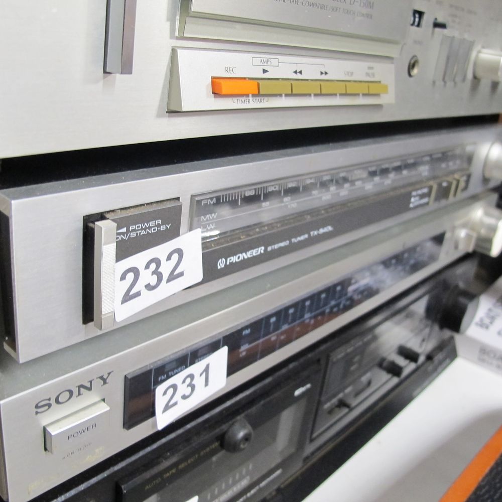 Lot 232: A Pioneer TX-540L Stereo Tuner