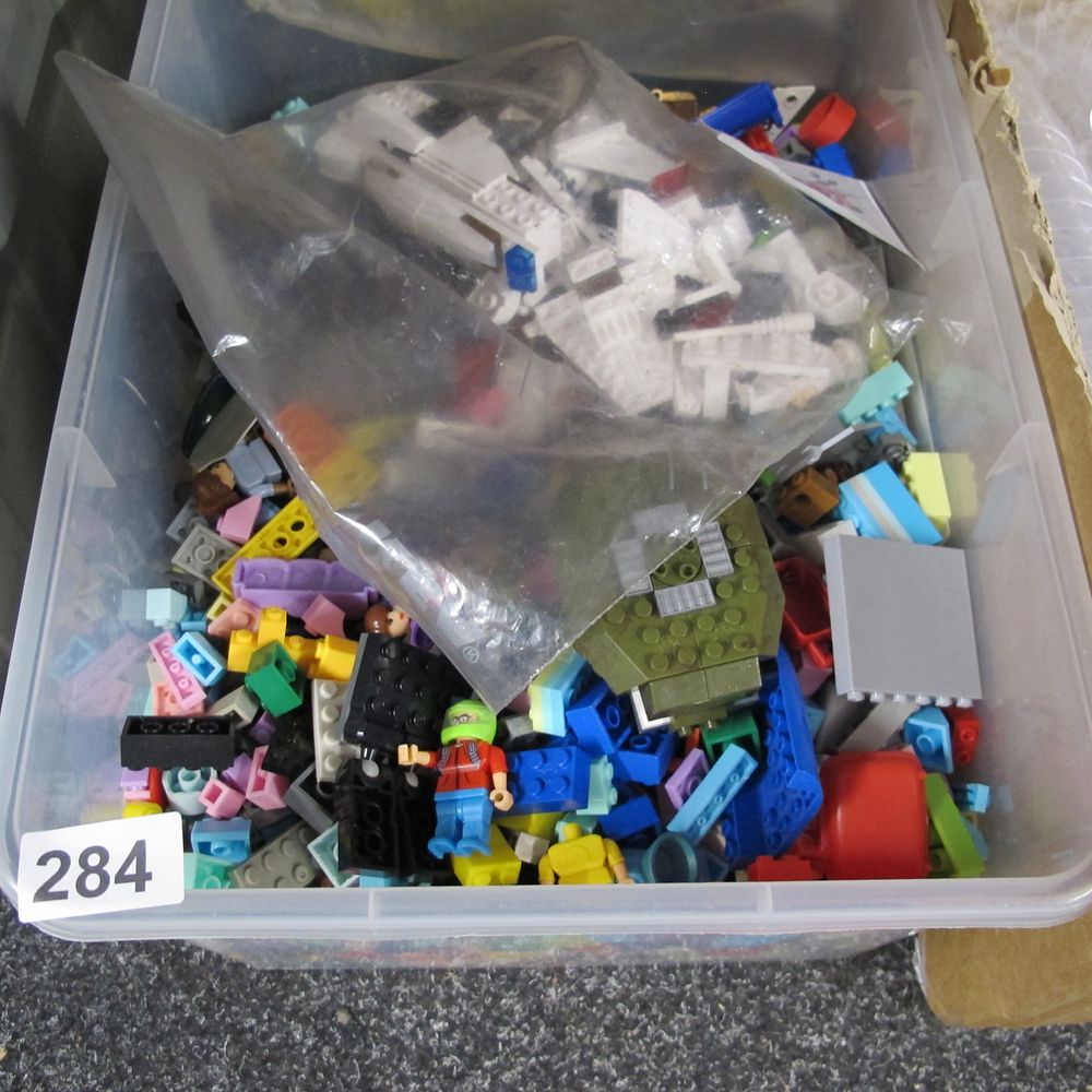 Lot 284: A Collection of Bulk LEGO Building Bricks and...