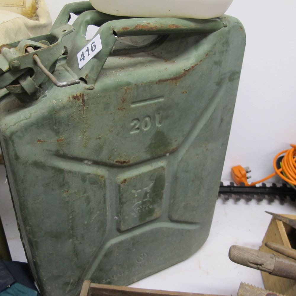 Lot 416: Vintage Yates Steel 20L Military Style Jerry Can