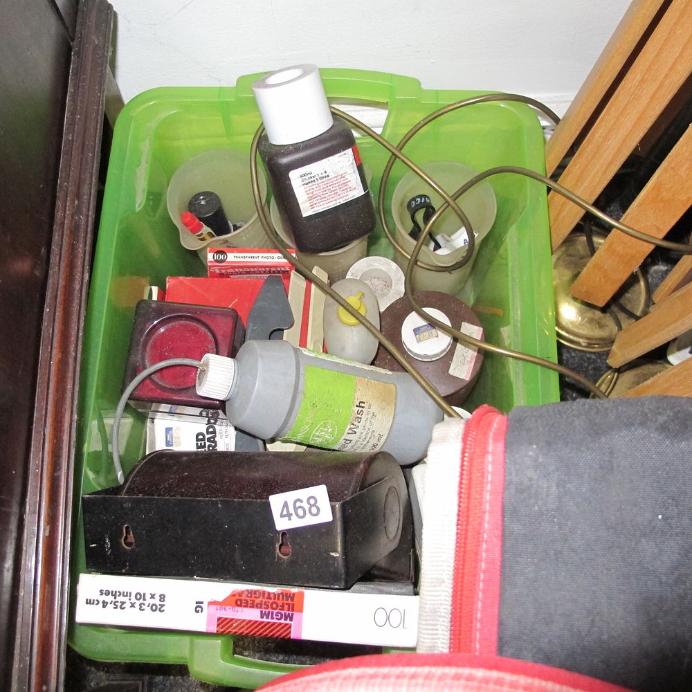 Lot 468: A Collection of Vintage Darkroom and Photographic Developing...