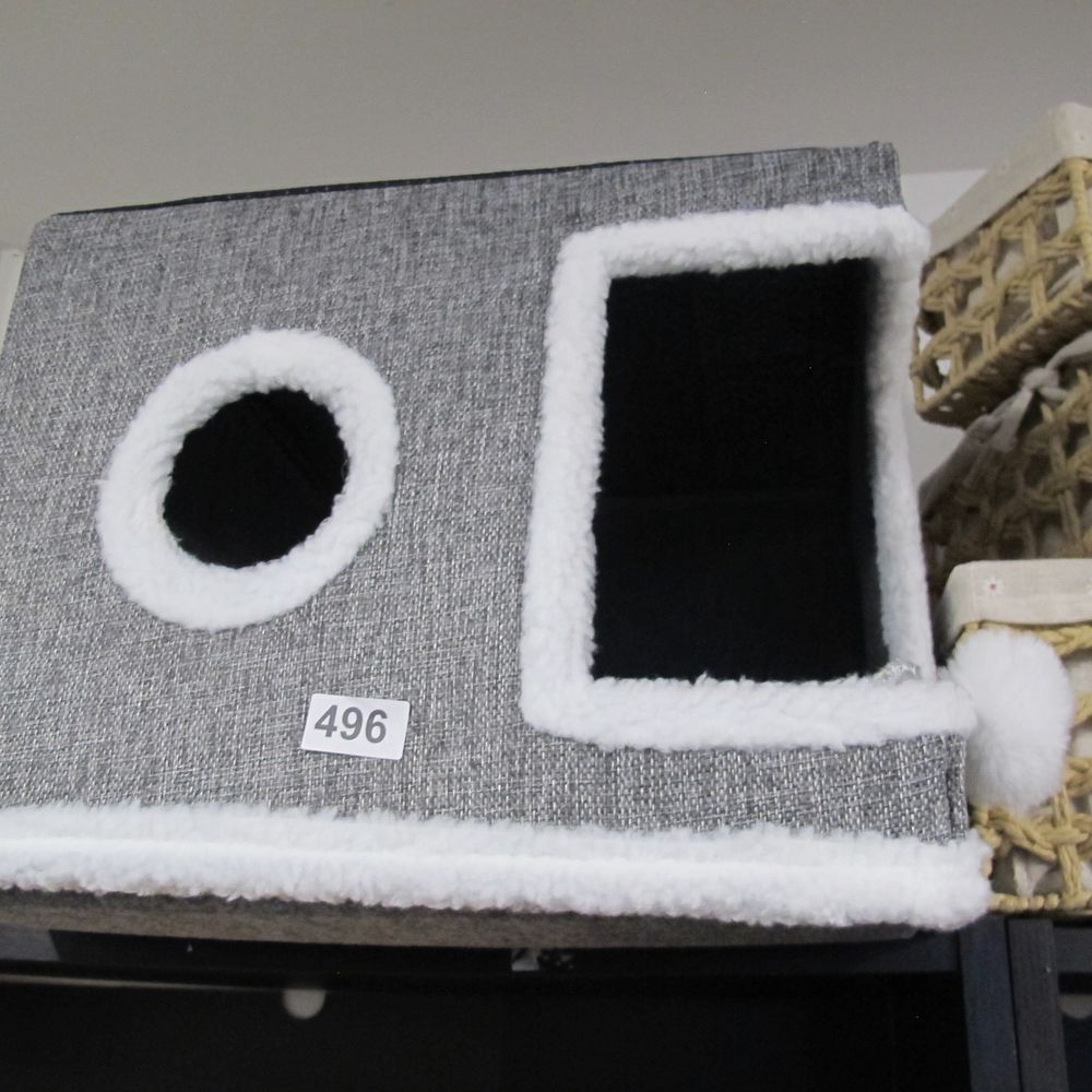 Lot 496: A Foldable Cat Cube House NEW unused