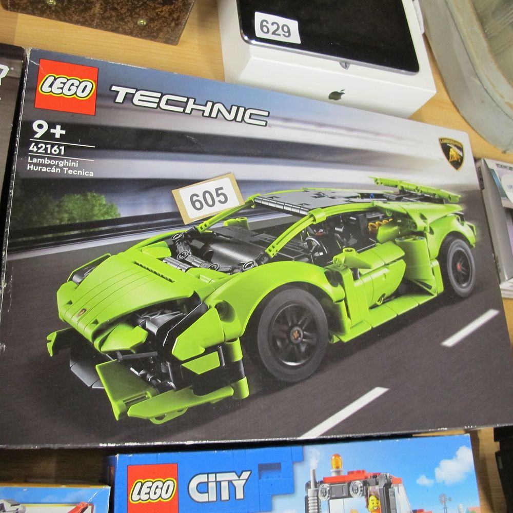 Lot 605: LEGO Technic Lamborghini Huracán Tecnica Set 42161