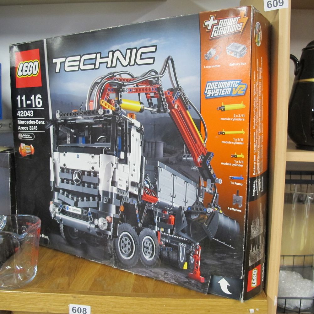 Lot 609: LEGO Technic Mercedes-Benz Arocs 3245 Set 42043
