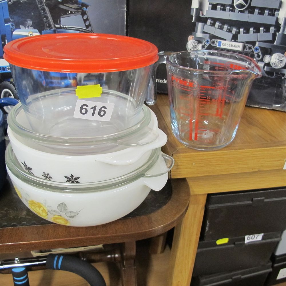 Lot 616: A Collection of Vintage Pyrex Town and Country...