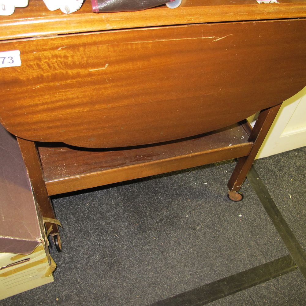 Lot 673: A Mid-Century Style Mahogany Veneer Drop-Leaf Tea Trolley