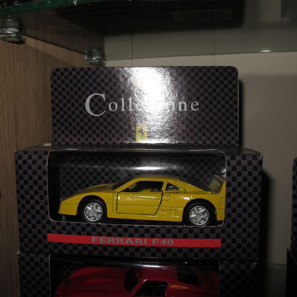 Lot 704: A Maisto Shell Collezione Ferrari Die-Cast Model Car
