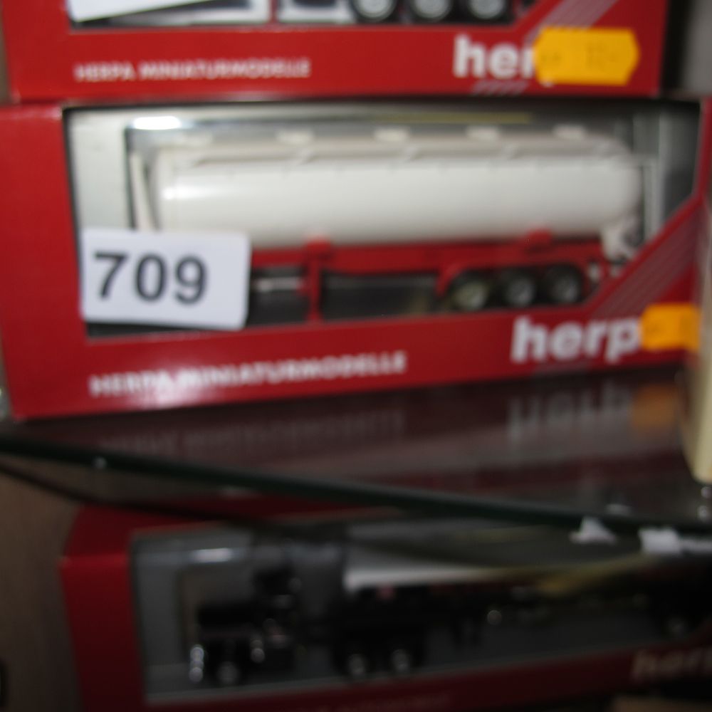 Lot 709: A Herpa 1:87 Scale Feldbinder Silo Trailer 