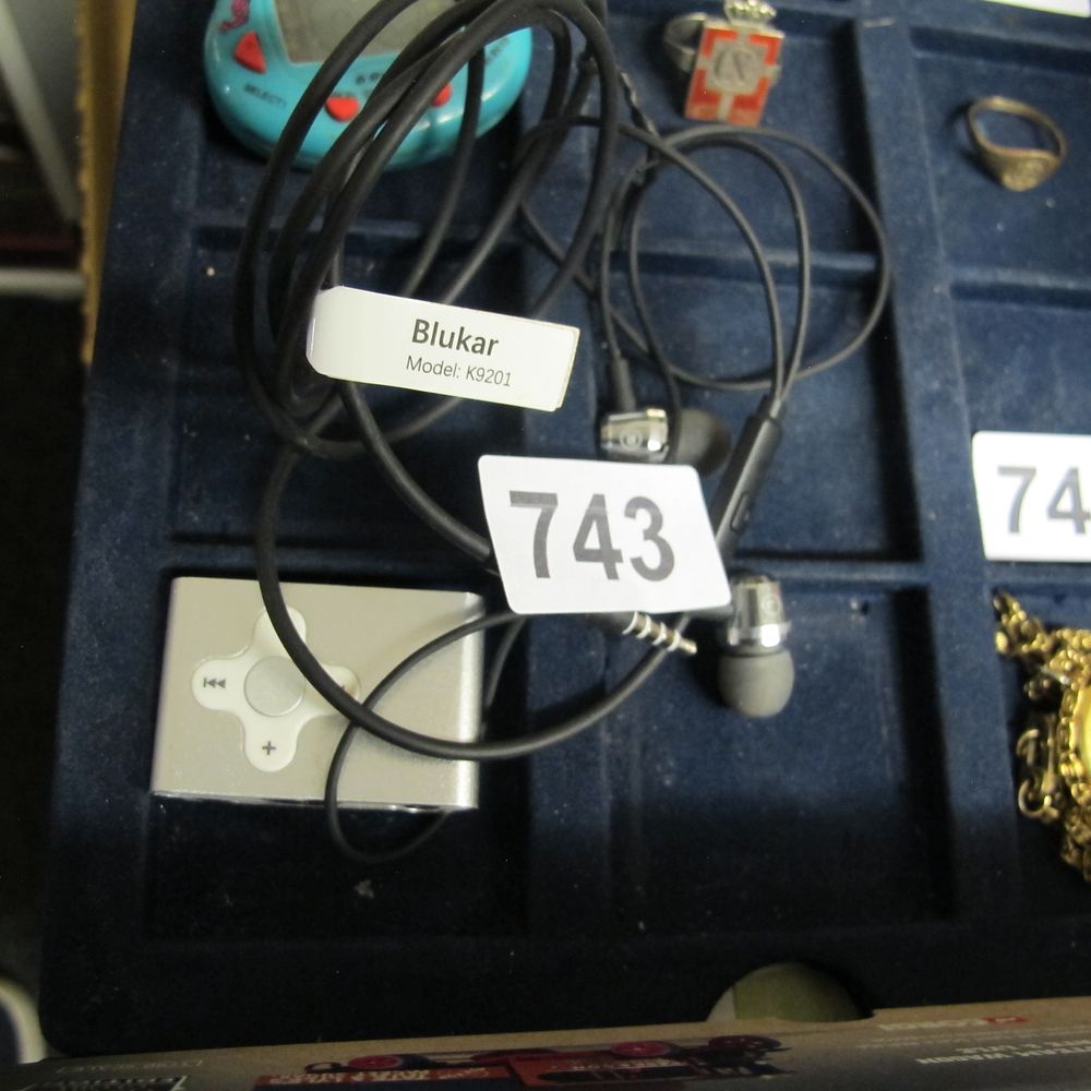 Lot 743: A Apple iPod Shuffle nano and Blukar Headphones