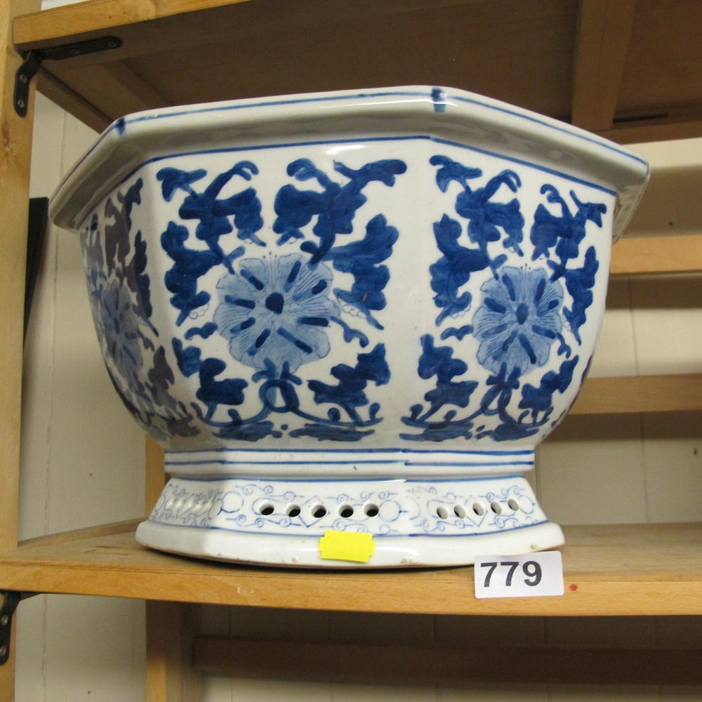 Lot 779: A Chinese Blue and White Porcelain Octagonal Jardiniere