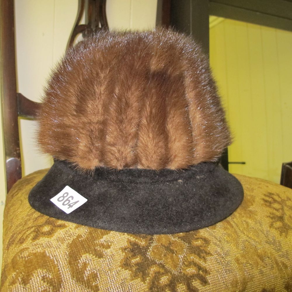 Lot 864: A Vintage Mink Tail and Felt Cloche Hat