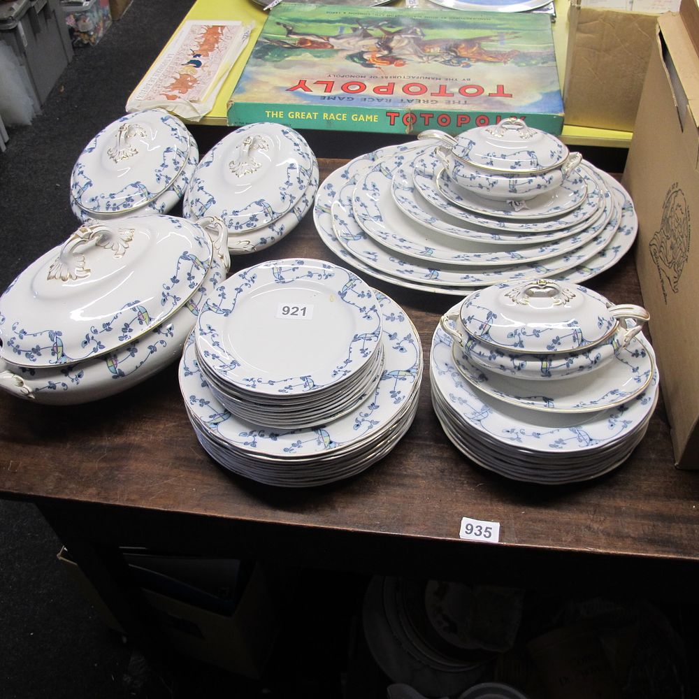 Lot 921: A Noritake French Charm Porcelain Dinner Service