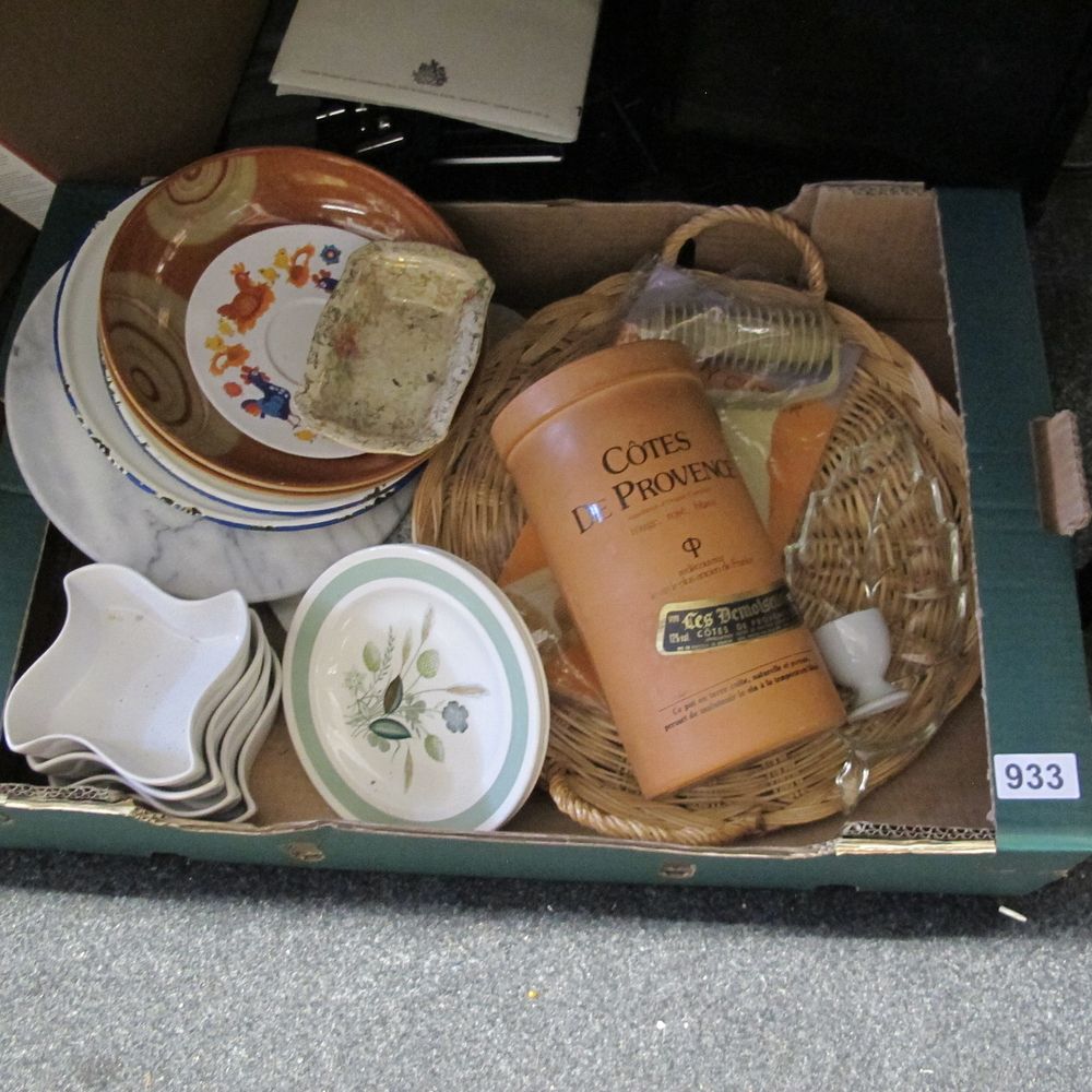 Lot 933: A Collection of Ceramic and Glass Household Items...