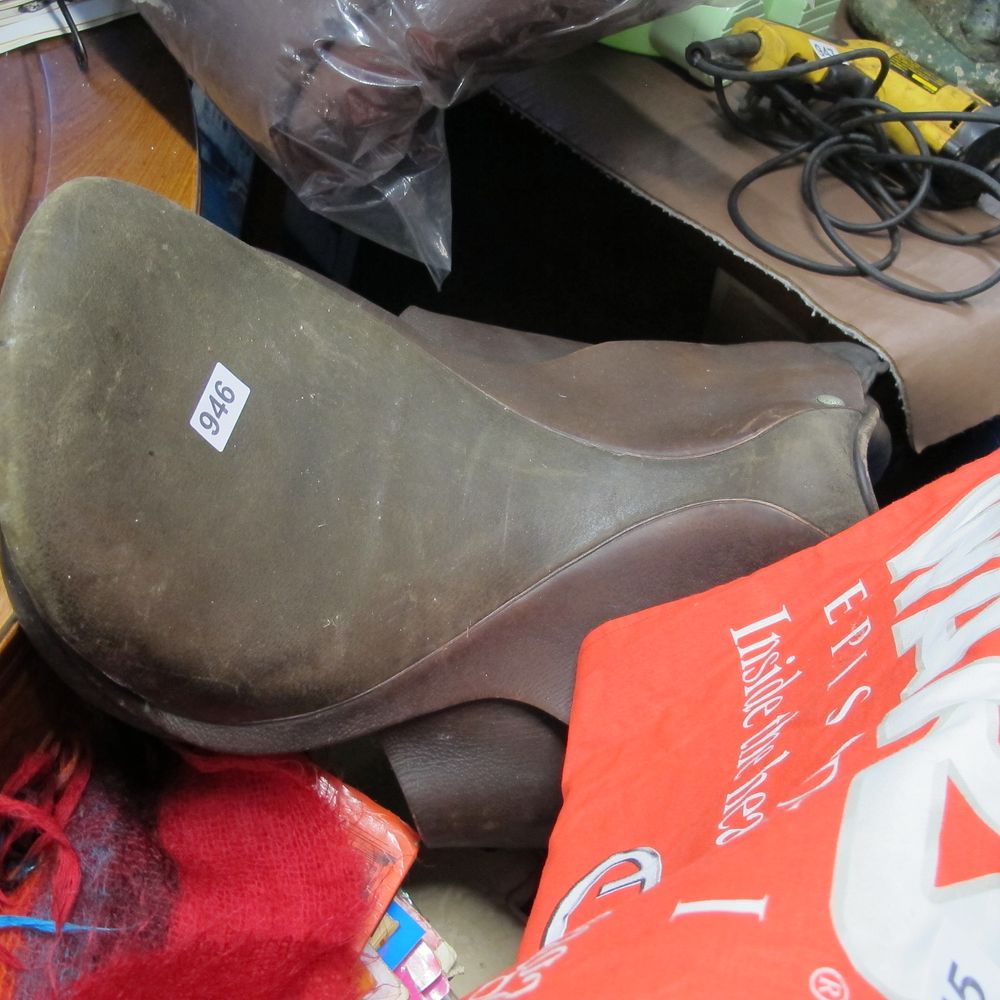 Lot 946: Vintage English Leather General Purpose Saddle, Dark Brown,...