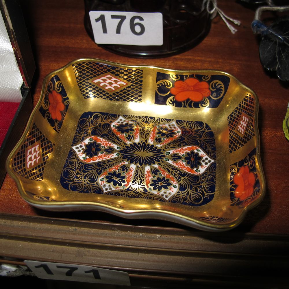 Lot 171: A Royal Crown Derby Old Imari pattern 1128...