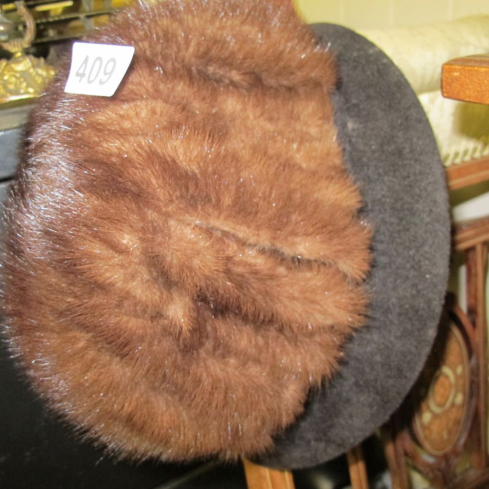 Lot 409: A mid-20th century lady's felt and mink fur...
