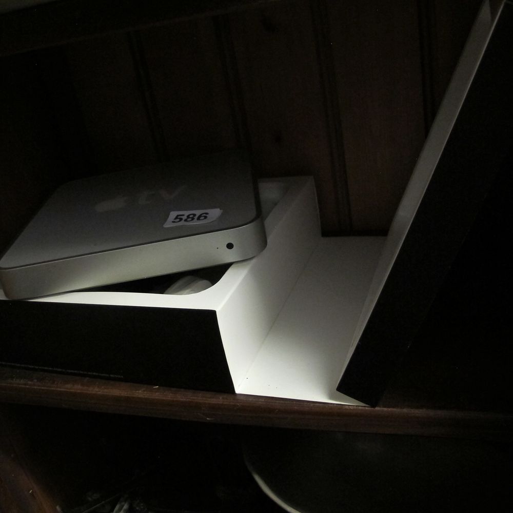Lot 586: Apple TV (1st Generation) Digital Media Receiver, Model...