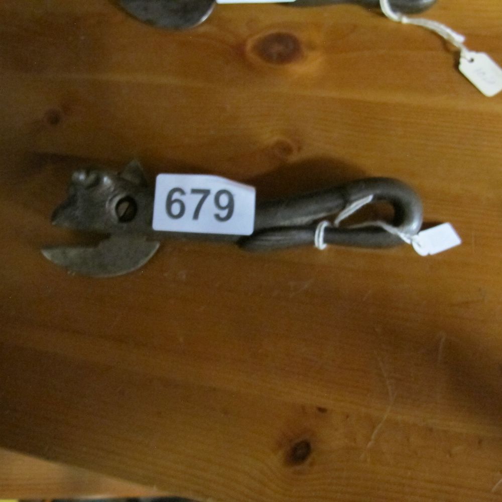 Lot 679: Antique Cast Iron Bull Head Pattern Can Opener