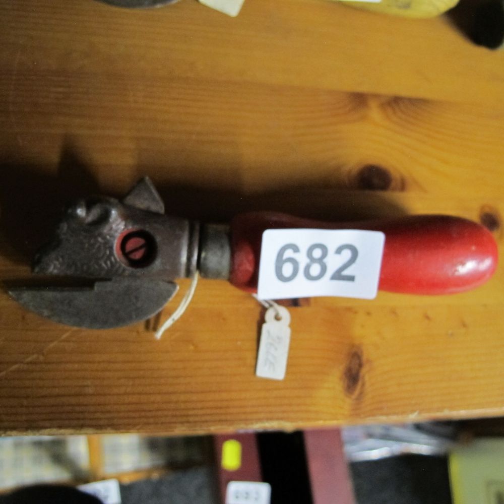 Lot 682: A Vintage British Bull Head Cast Iron Can...