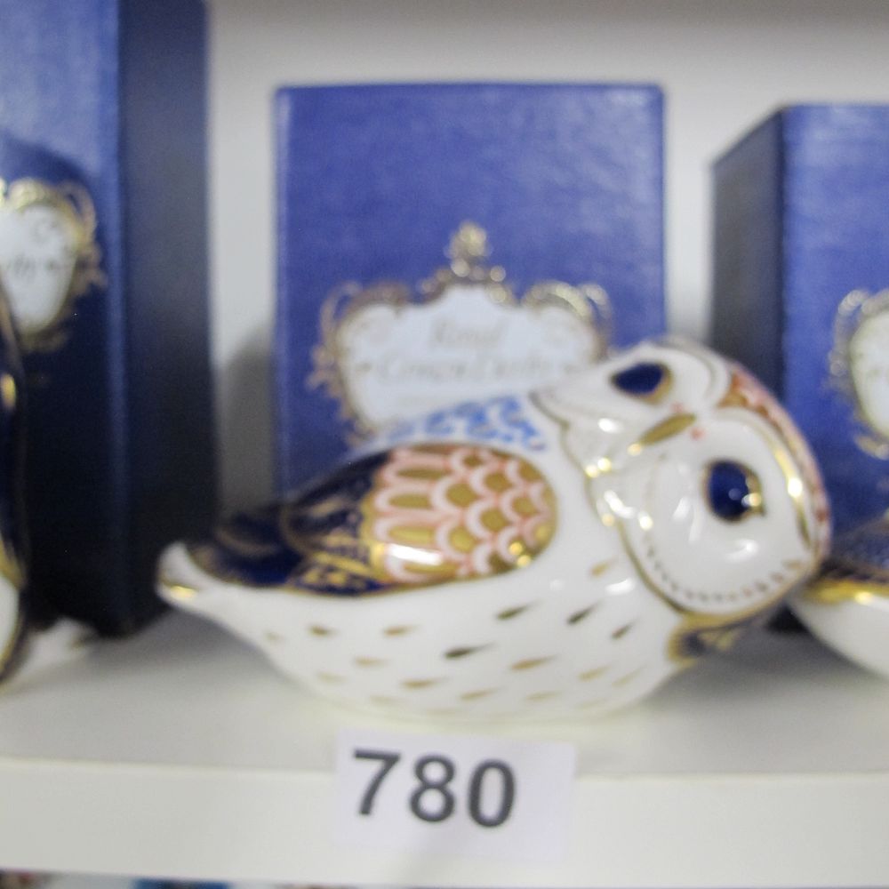 Lot 780: Royal Crown Derby Imari Porcelain Owl Paperweight