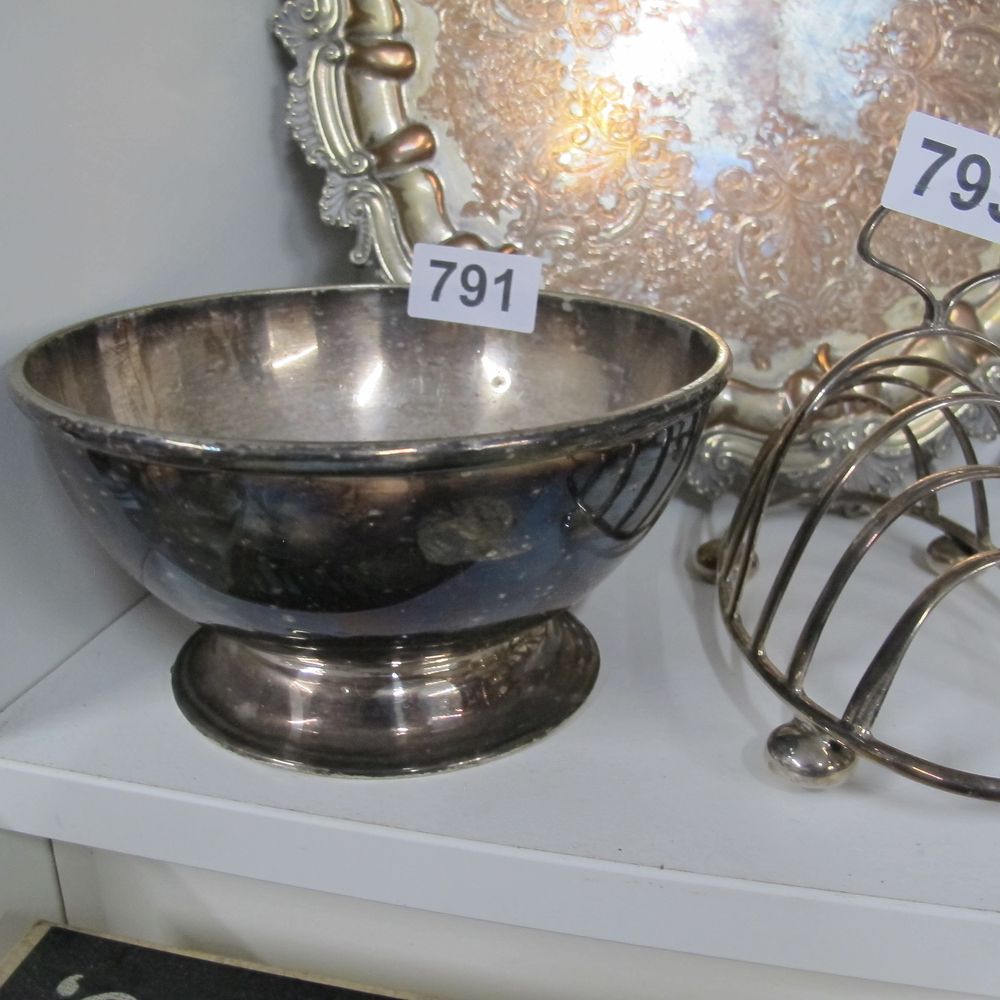 Lot 791:  a Footed Bow