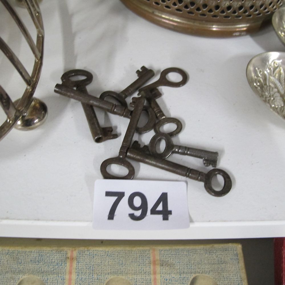 Lot 794: A Collection of 7 Antique Iron Barrel Keys