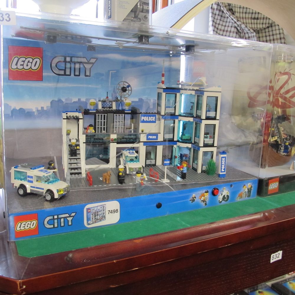 Lot 833: LEGO City Police Station Set 7498 Retail Store...