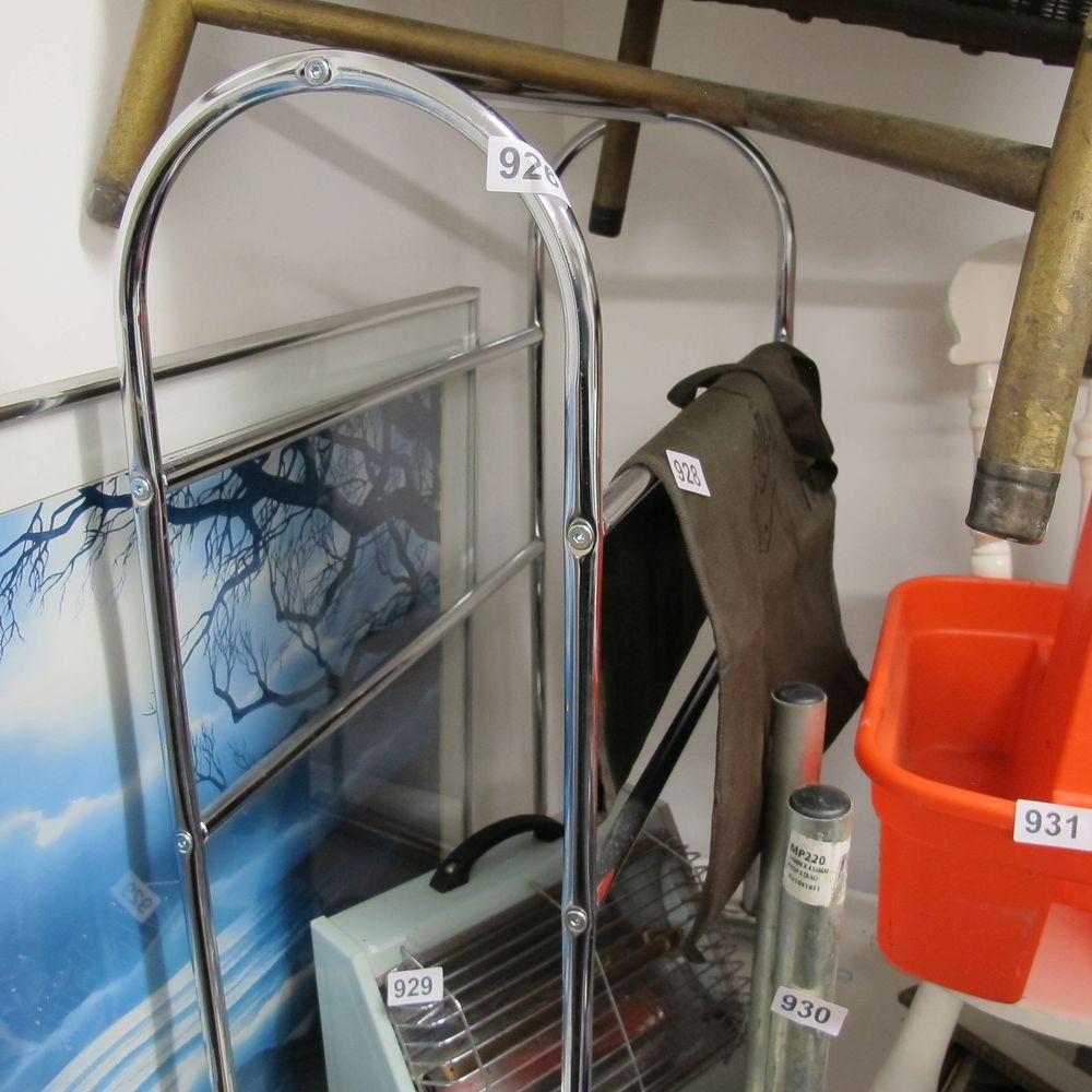 Lot 926: Chromed clothes drying rack