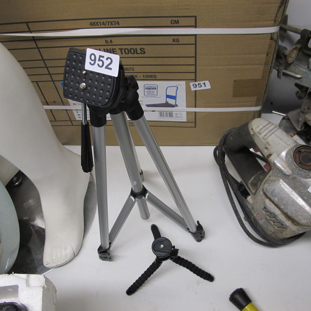 Lot 952: Two aluminium and plastic camera tripods