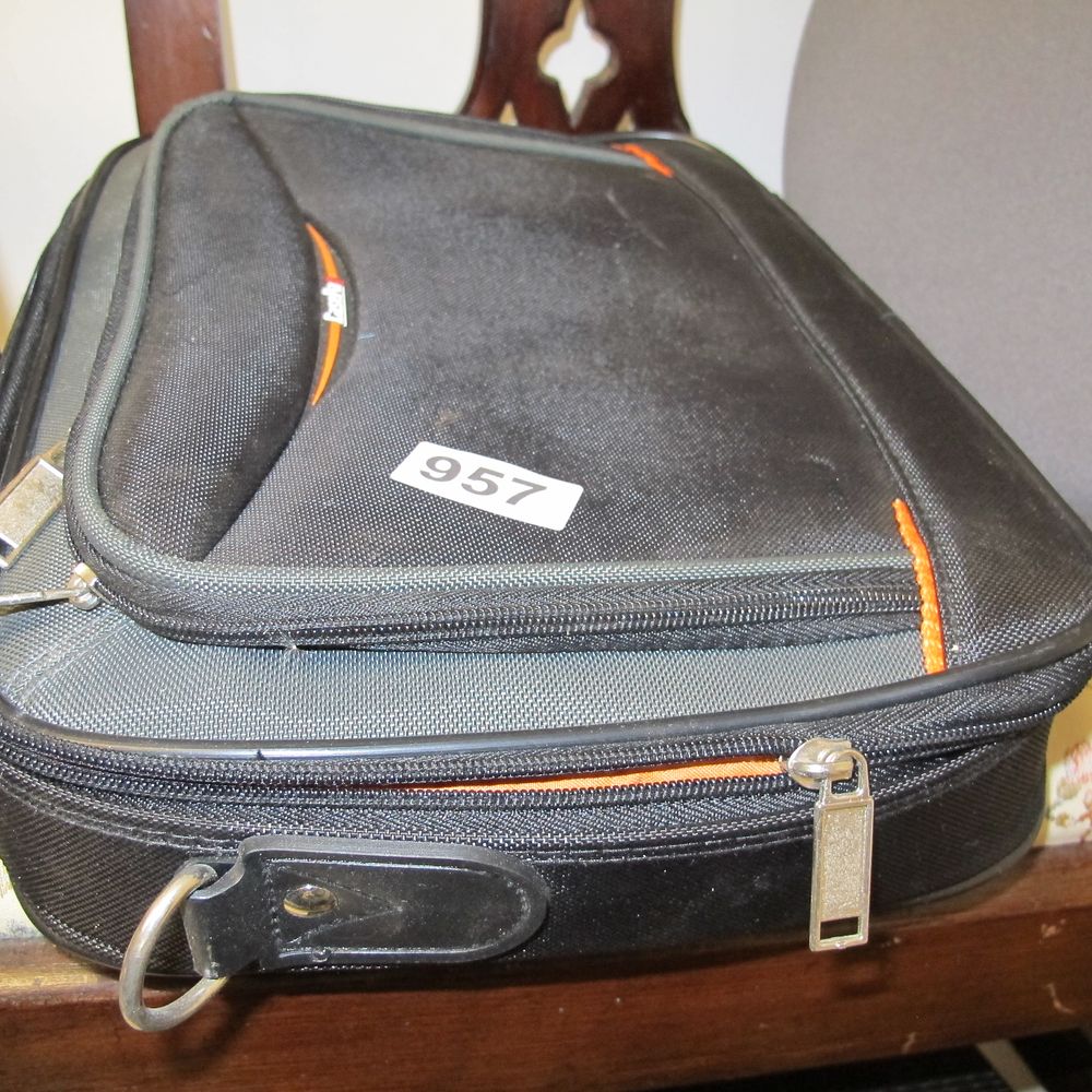 Lot 957: Solo New York Ace Slim Briefcase