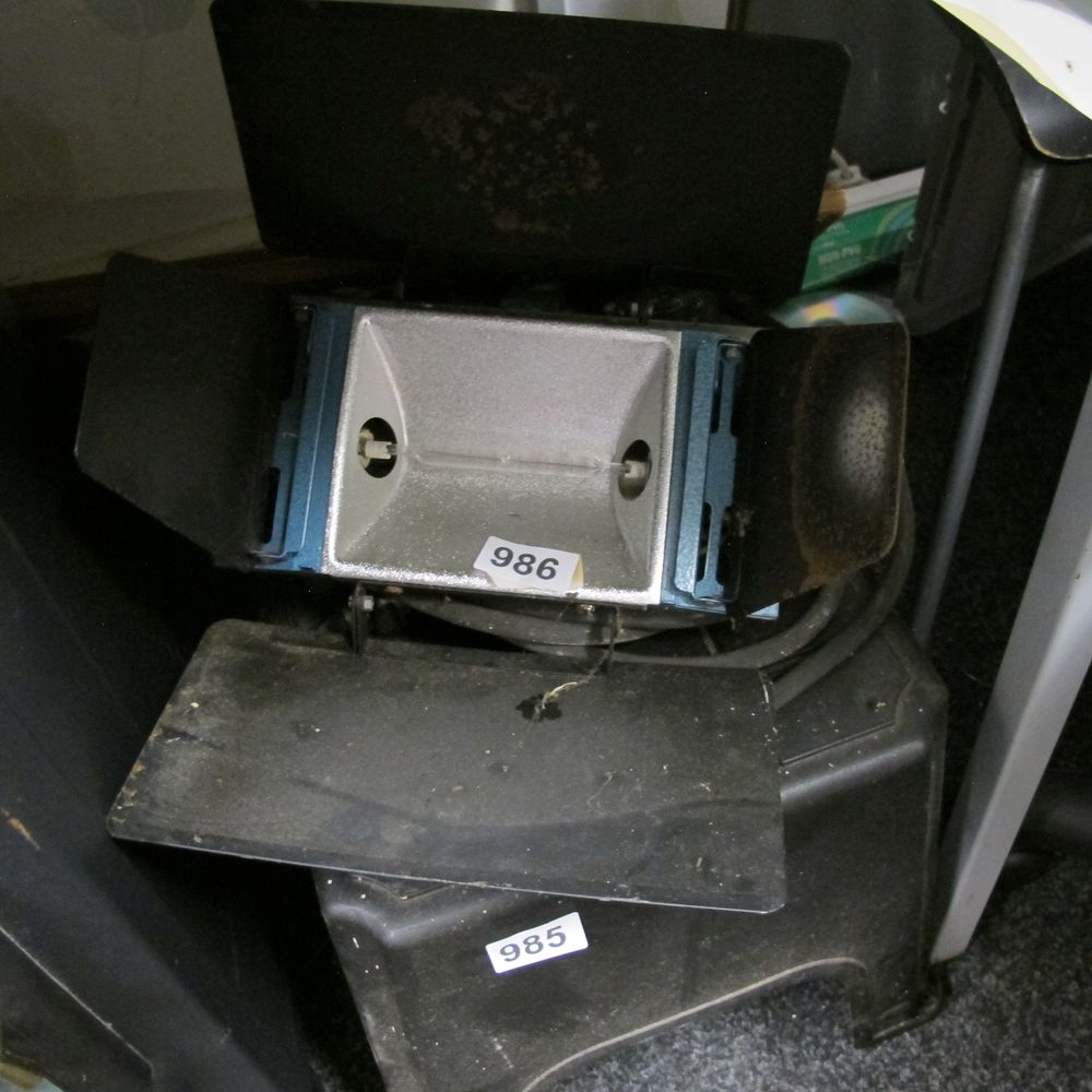 Lot 986: A Studio Halogen Floodlight with Adjustable Barn Doors
