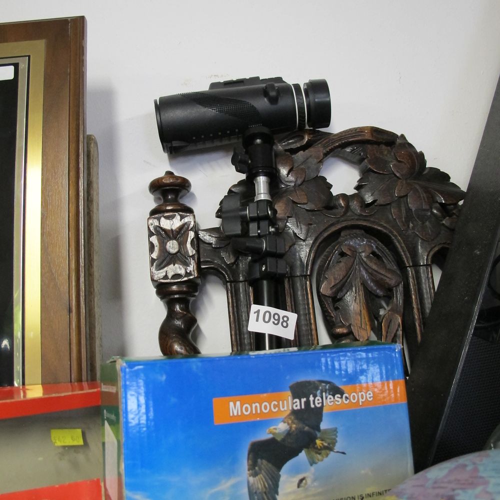 Lot 1098: A modern monocular telescope / spotter