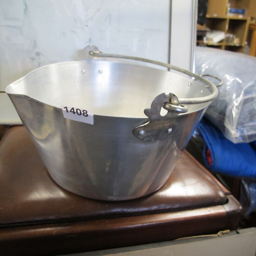 Lot 1408: A large vintage aluminium maslin preserving pan