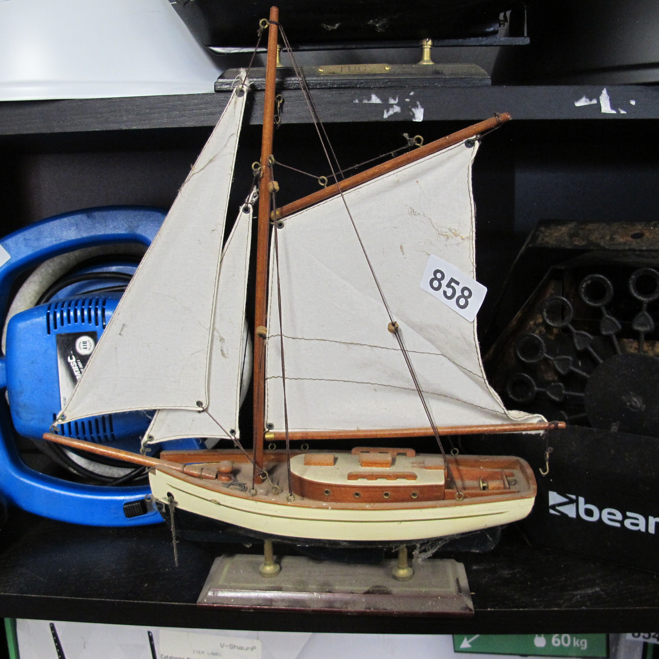 Lot 858