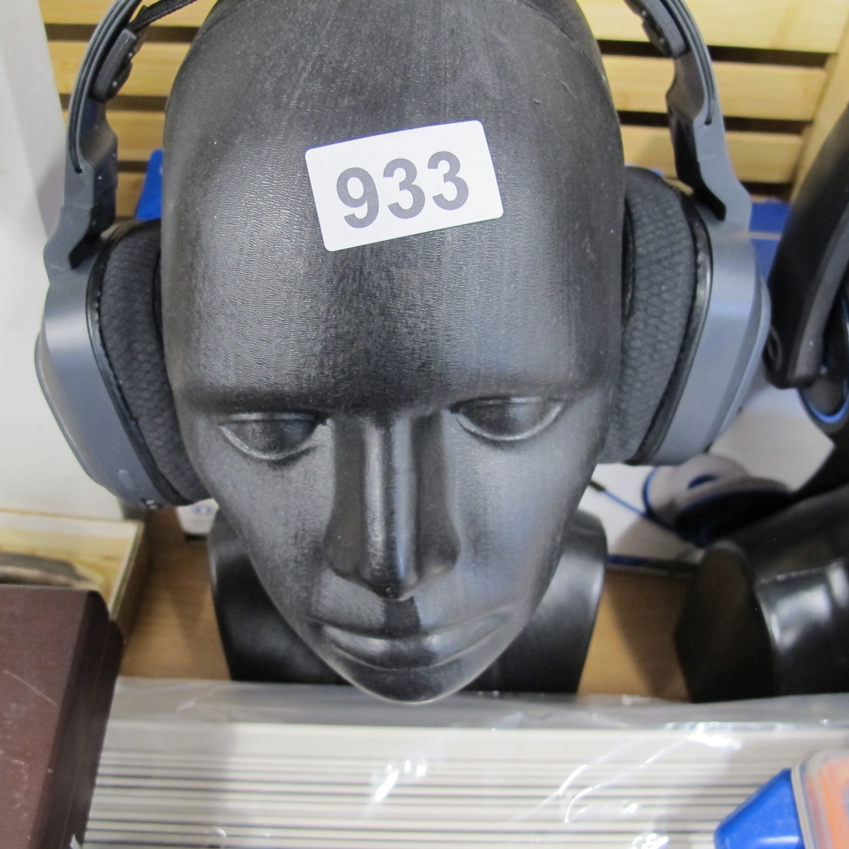 Lot 933