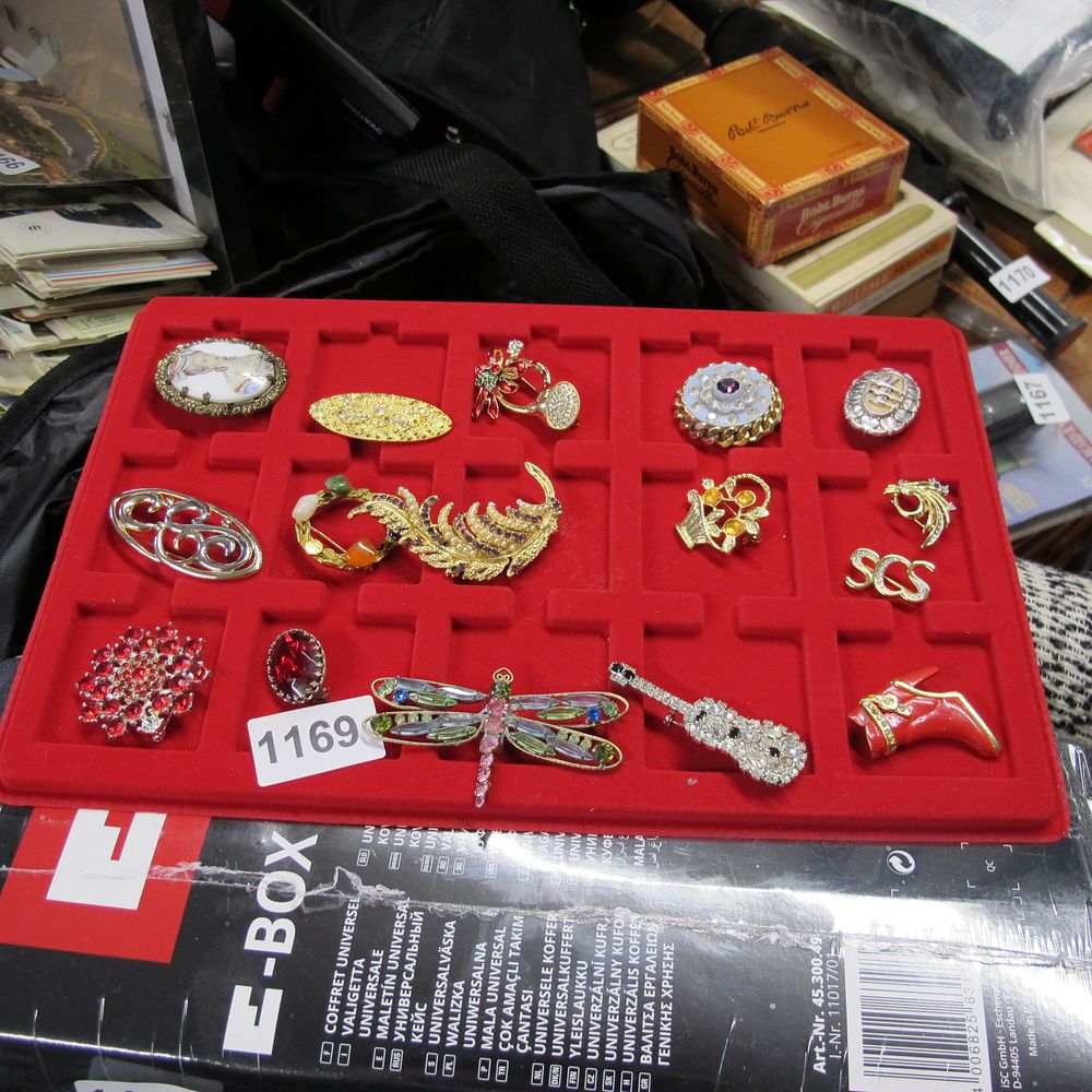 Lot 1169: A collection of brooches