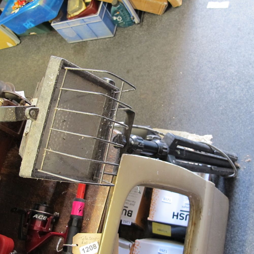 Lot 1209: Portable Floor Standing Work Light on Tripod Stand