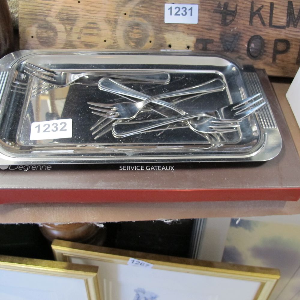 Lot 1232: A Degrenne stainless steel cake service comprising a...
