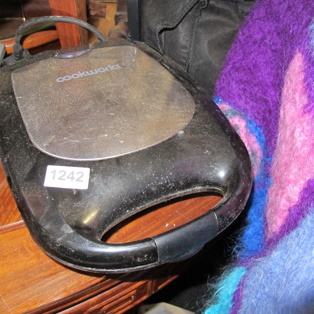 Lot 1242: Cookworks 4 Portion Sandwich Toaster