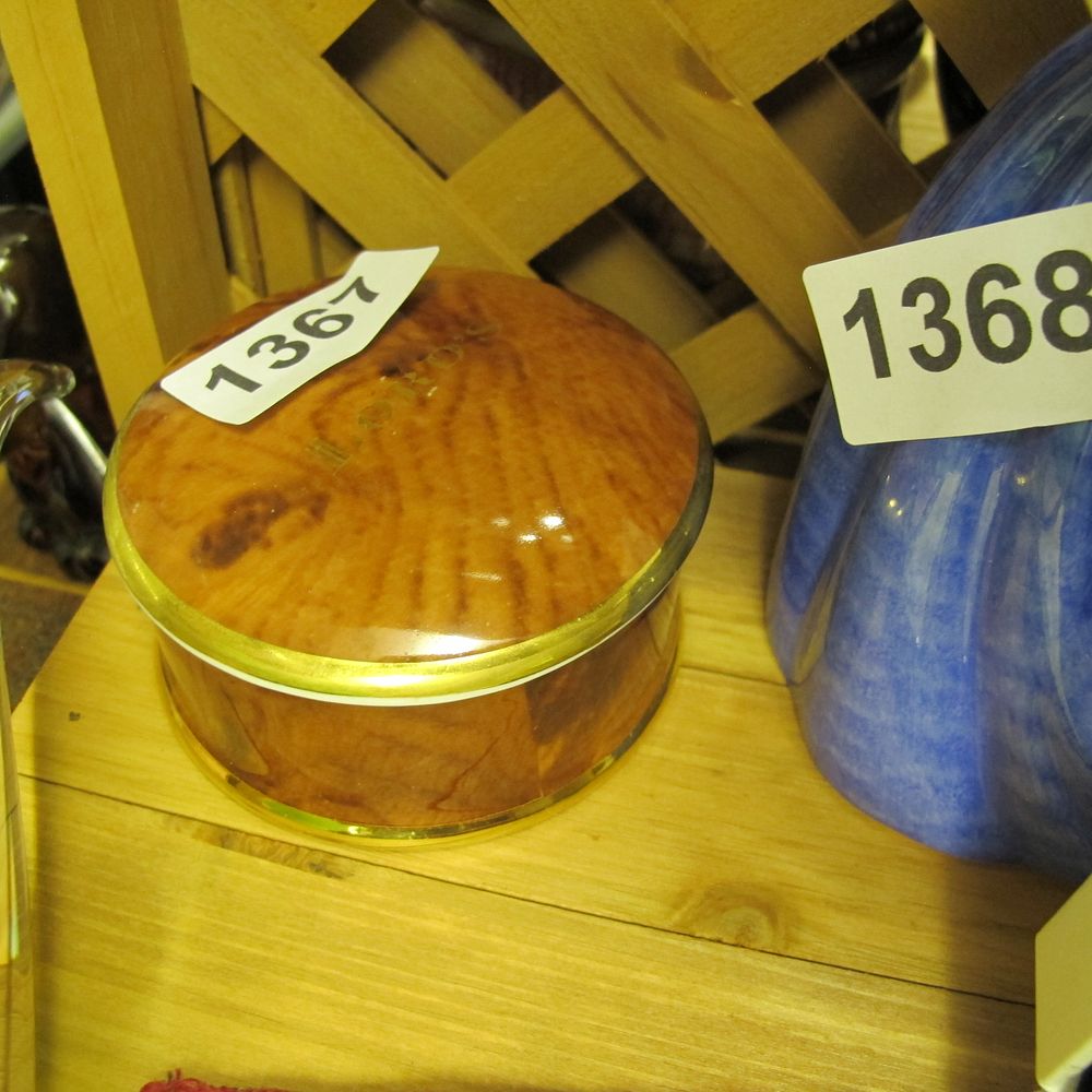 Lot 1367: Vintage Coty L'Origan Lidded Powder Box