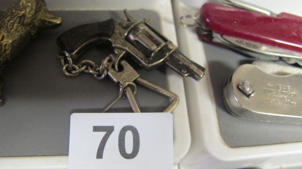 Lot 70: A Group of Vintage Folding Pocket Knives and Novelty Pistol Key Fob