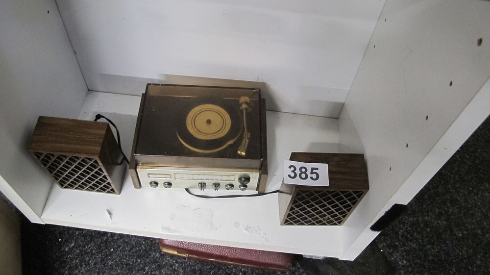 Lot 385: Vintage Stereo Record Player with Integrated Radio and Matching Pair of Bookshelf Speakers