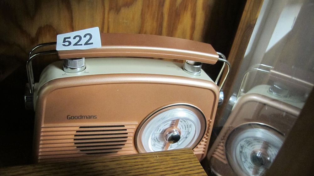 Lot 522: Goodmans Classic AM and FM Retro Portable Radio