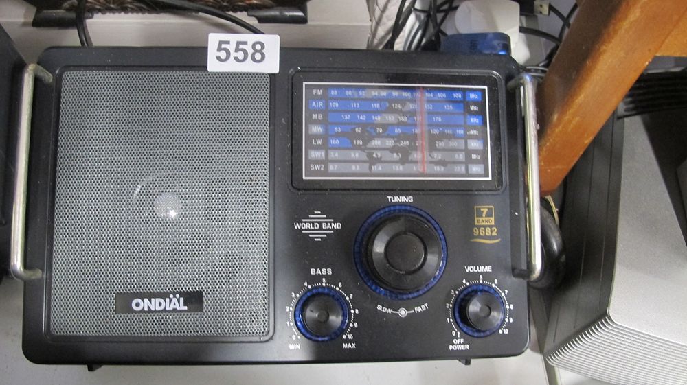 Lot 558: Ondiäl 9682 7-Band World Band Portable Radio Receiver