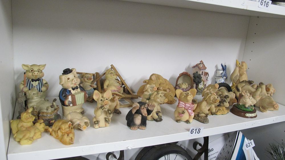 Lot 618: A Collection of Pig Figurines and Novelty Miniatures