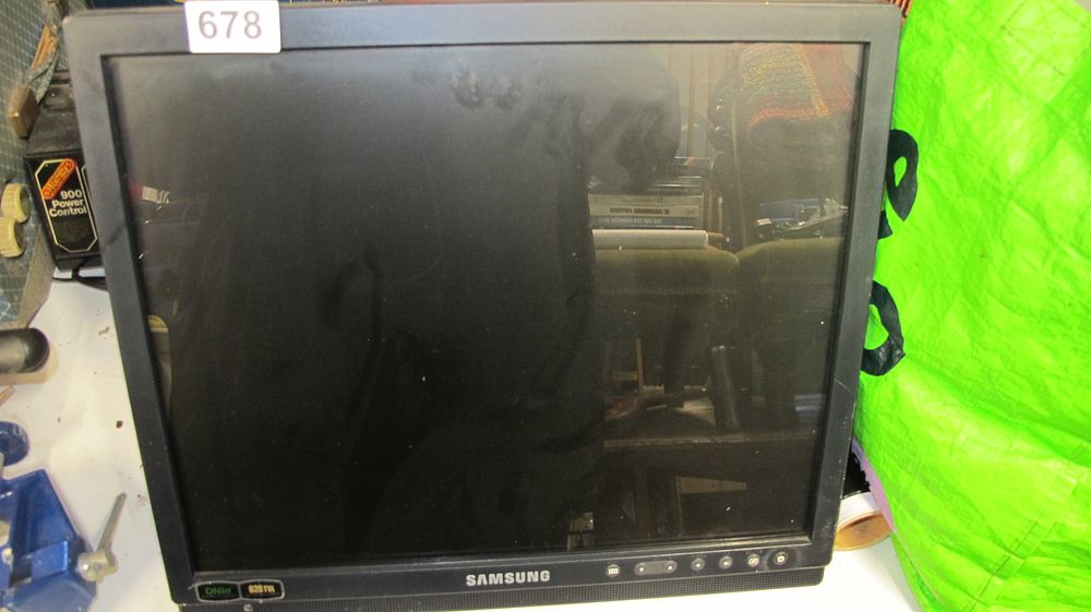 Lot 678: Samsung SMT-1922 Professional LCD CCTV Monitor