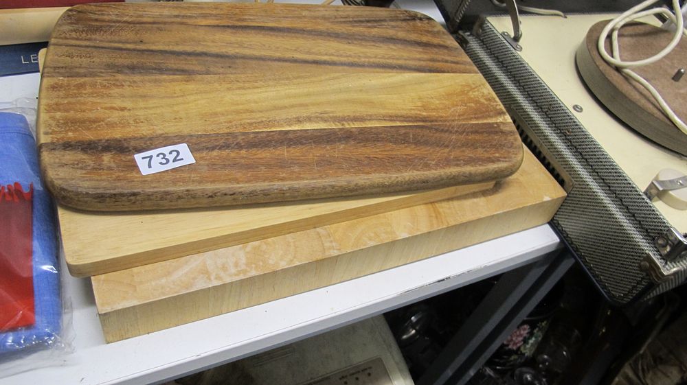Lot 732: A Trio of Wooden Chopping Boards and Butcher's Block