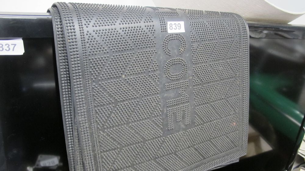 Lot 839: Black Rubber Welcome Entrance Scraper Mat