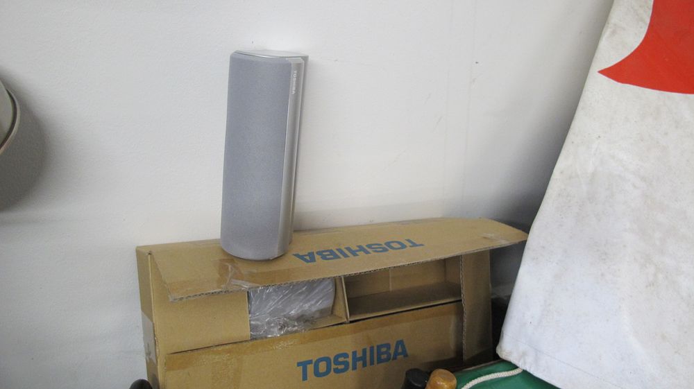 Lot 853: A Toshiba Speaker with Original Packaging