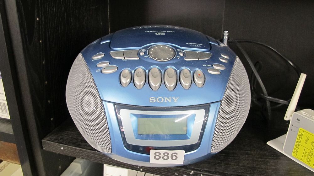 Lot 886: Sony CFD-E75 Portable CD and Radio Player and TP-Link Wi-Fi Extender